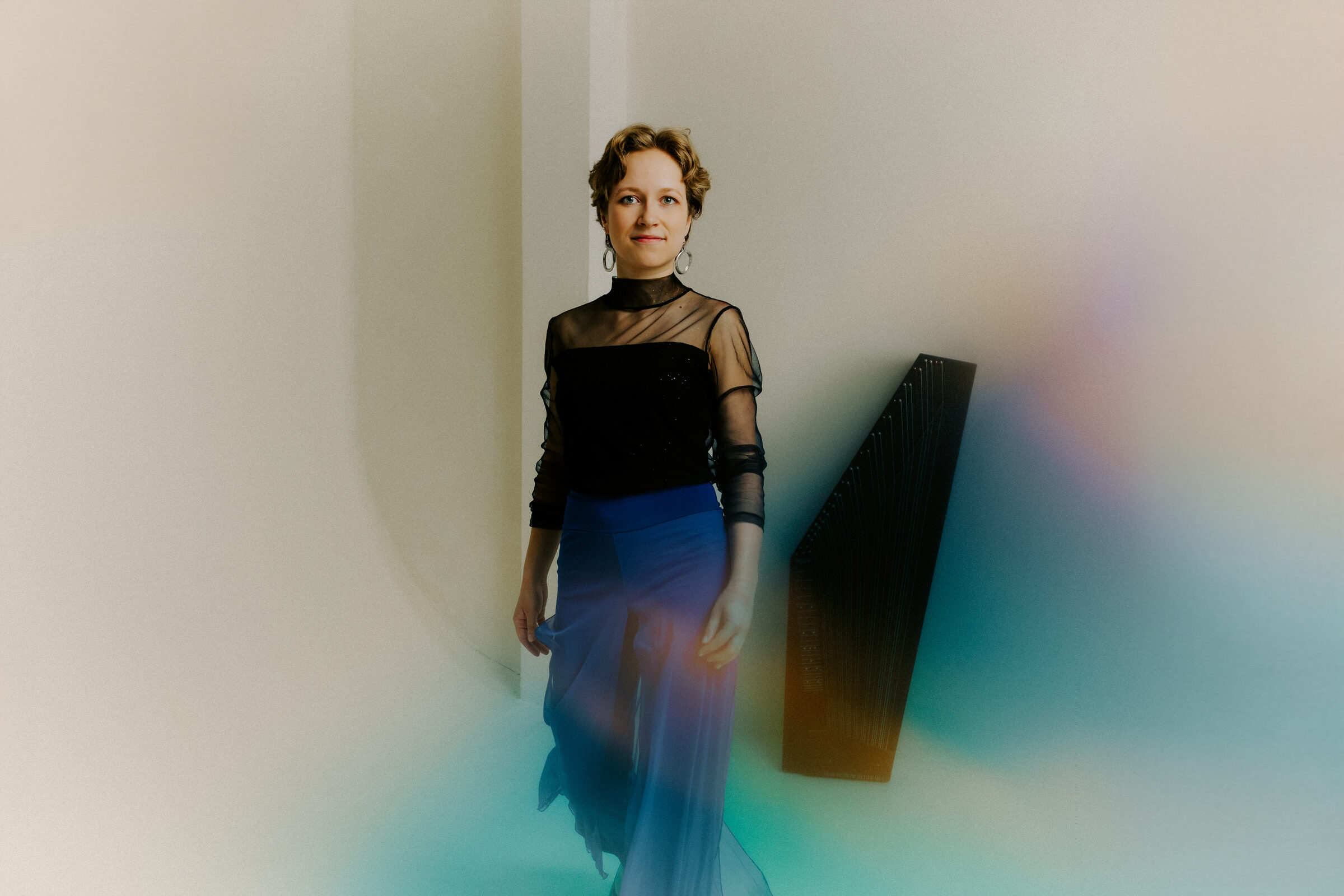 Sarah Luisa Wurmer stehend neben ihrer Zither